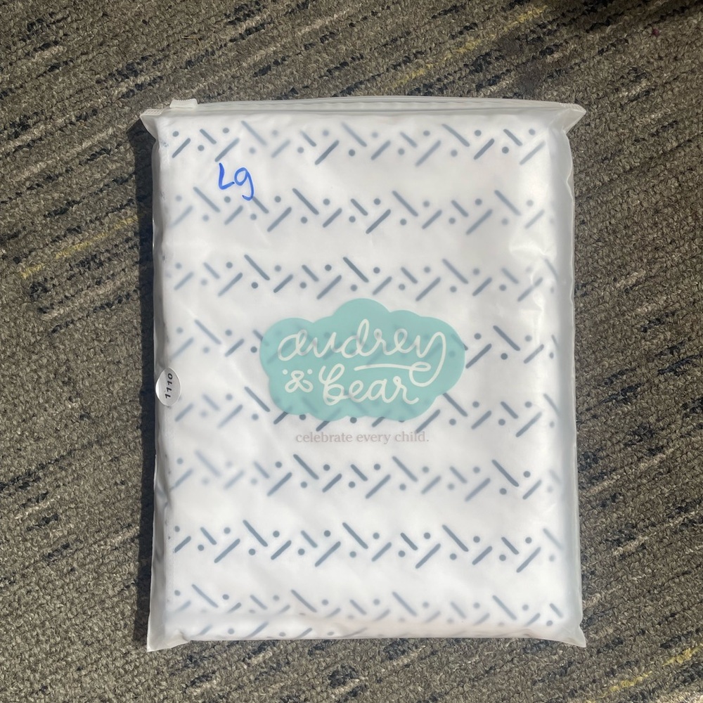 Audrey & Bear White and Blue Blanket